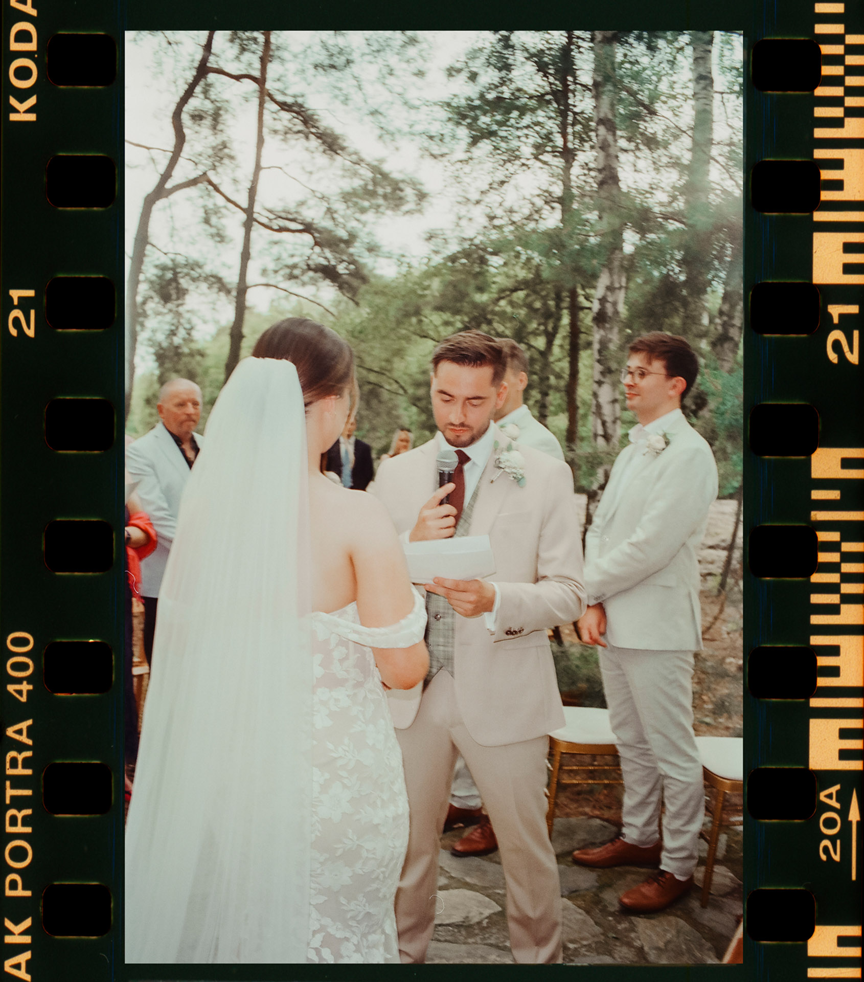 Skan kliszy KODAK PORTRA 400 z Panem Młodym K&D, czytającym swoją przysięgę ślubną Pannie Młodej podczas wzruszającej ceremonii w Sielsko Anielsko, uwieczniony przez Camera Folks – Wedding Photo & Video.