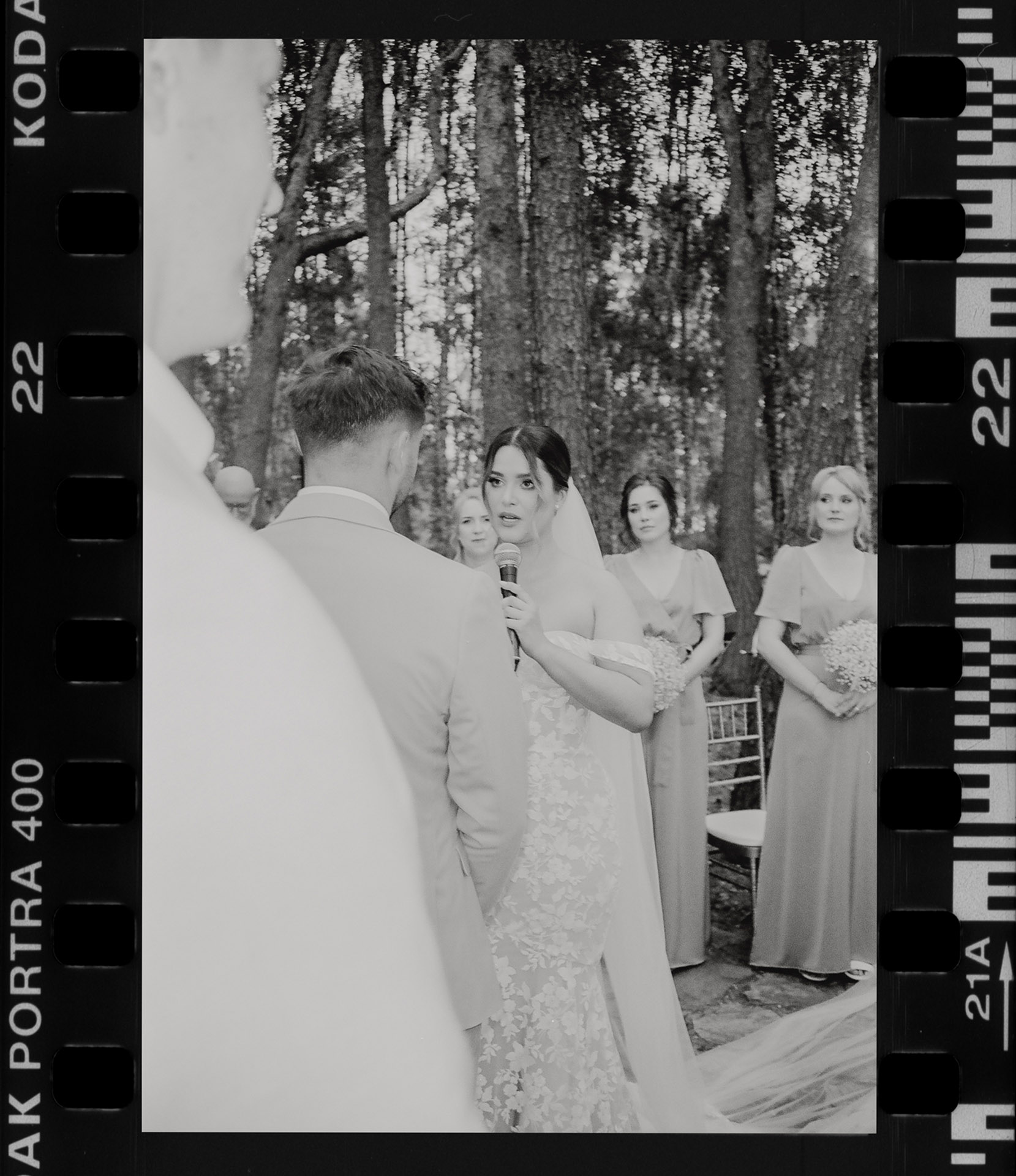 Skan kliszy KODAK PORTRA 400 przedstawiający Pannę Młodą K&D, czytającą osobistą przysięgę Panu Młodemu podczas wzruszającej ceremonii w plenerze Sielsko Anielsko, sfotografowana przez Camera Folks – Wedding Photo & Video.